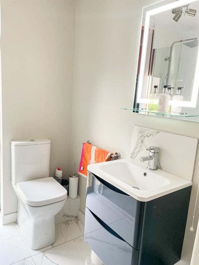 Modern Luxurious Apartment W/ Patio Balcony & View Jordanstown Eksteriør billede
